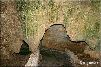Weg durch Felshöhle